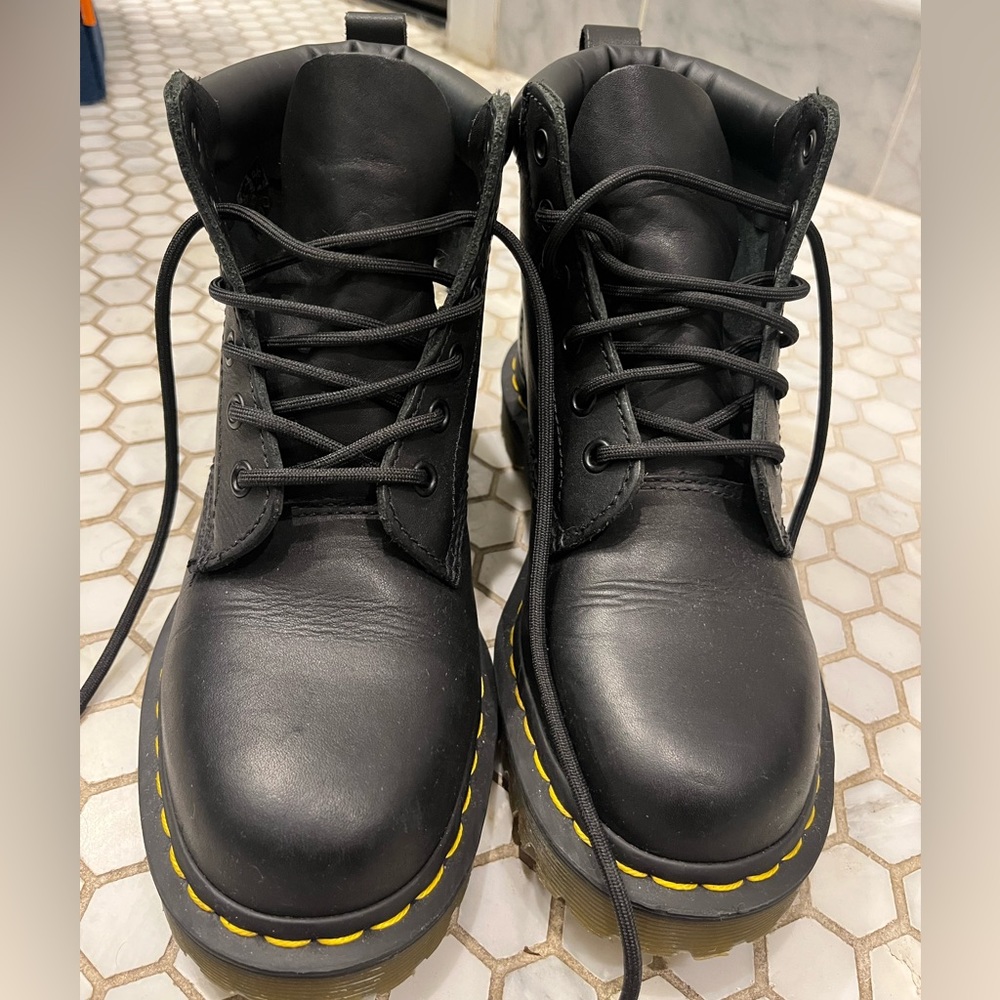 Dr marten 11292 six eye Leather Boots, size 7 Women’s